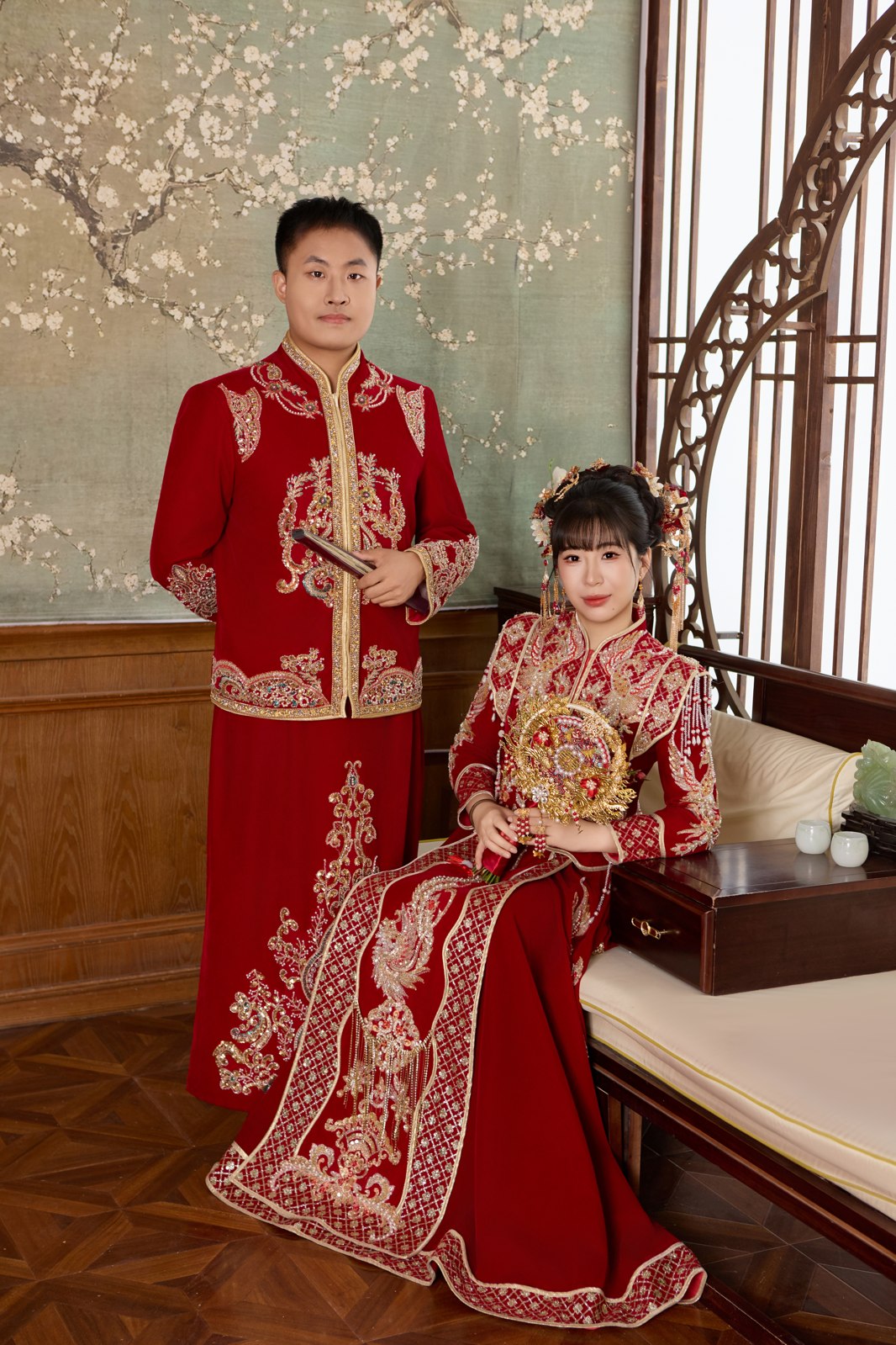 王陇与王洋身穿红色中式礼服的合影